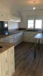 Installation d'une cuisine blanche et bois - Ploemeur (56270)