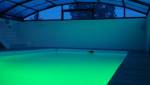 la piscine vue de nuit, avec les spots lumineux aux couleurs variables - Extension