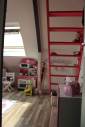 Escalier de meunier peint en rose menant à la mezzanine dans les combles
