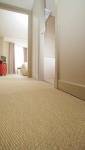 Sol en sisal dans un couloir