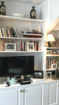 Placards fermés et étagères pour la composition de cette bibliothèque sur mesure