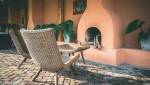 Un coin terrasse très cosy avec un sol en pierre