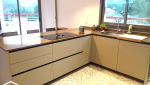 Retour bar avec rangements et plaque de cuisson avec hotte intégrée