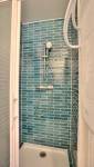 Douche moderne avec une touche de couleur - Paris 17