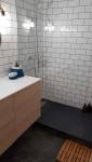 Poser du carrelage dans une salle de bain à Boulogne