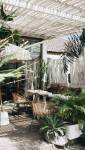 Une terrasse bohème avec une pergola pour l'abritter 