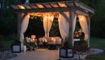 Une pergola avec des voilages 