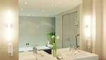 La salle de bain de votre hôtel doit être bien éclairer avec en plus une source de lumière au dessus du miroir.