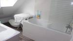 Baignoire d’une salle de bains sous combles à Cholet