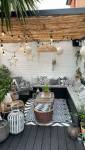 Terrasse aménagée avec mobilier fonctionnel