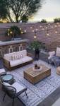 Terrasse aménagée avec guirlande lumineuse