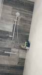 vue sur l'intérieure de la douche avec la faïence effet bois