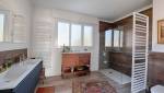 Salle de bain dans une maison située dans dans les monts d'or, Grand Lyon