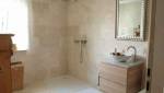 Salle de bains en travertin