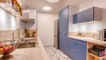 RRéalisation d'une cuisine dans les tons bleus avec carrelage terrazzo assorti, appartement type Canut situé à Lyon