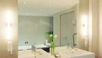La salle de bain de votre hôtel doit être bien éclairer avec en plus une source de lumière au dessus du miroir.