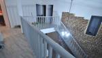 Le vieil escalier est repeint en gris clair