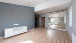 maison avec du parquet en bois et dressing