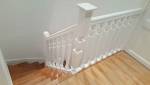 escalier design blanc avec des marches en bois