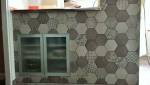 Carrelage au sol et habillage d'un bar en carreaux ciment, Maison Lyon Ouest