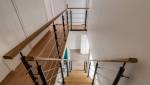 Escalier depuis le palier vue sur revêtement de sol à l'identiques marches hévéa - Hendaye - 64700 -