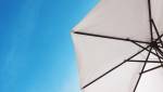 Un parasol sous le ciel. bleu 