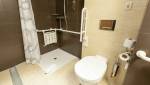 Une salle de bain d'un hôtel accessible aux personnes à mobilité réduite (PMR)