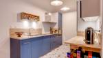 Réalisation d'une cuisine dans les tons bleus avec carrelage terrazzo assorti, appartement type Canut situé à Lyon