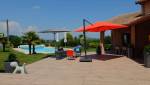 Réalisation d'une terrasse et d'une plage de piscine en dalles gres cérame posées sur plots, maison à Dommartin