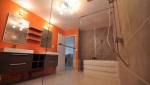 Une salle de bain spatieuse