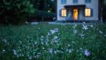 Maison dans un jardin fleuri 