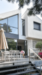 Vue extérieure de la maison avec une superbe extension de maison