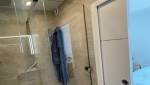 La porte à galande entre la salle de bain et la chambre