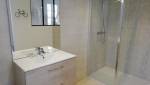 Salle de bain dans la chambre parentale à Villeneuve-Saint-Germain (02).