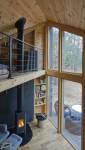 Intérieur maison écologique avec poêle à bois et grandes baies vitrées - Hyères 83
