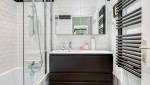 Rénovation d'un appartement ancien dans le coeur de Lyon : salle de bains avec meuble vasque et seche serviette noir mat 