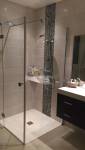 Installer un miroir dans une salle de bain à Paris 7