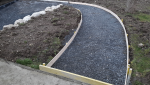 Aménagement d'une jolie allée de jardin en pente