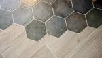 Carrelage hexagonal et lames carrelées effet bois