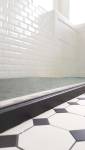 Vue receveur de douche avec carrelage vintage rustique