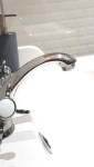 Vasque blanche avec robinetterie inox