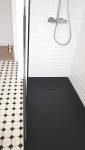Receveur de douche noir avec faïence carreau de métro