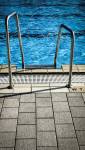 escalier de piscine fixé a une plage de piscine 