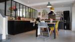 Une grande verrière dans une cuisine familiale 