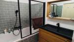 Salle de bain rénovée avec baignoire
