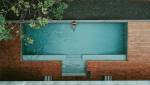 Une piscine avec plage de piscine en bois 