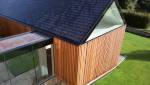 Une extension bois avec vitres.