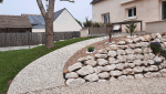 Aménagement d'une jolie allée de jardin en pente