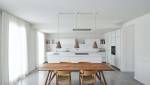 Une cuisine sur-mesure blanche et design avec coin repas en bois 