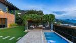 Une terrasse ombragée près de la piscine 